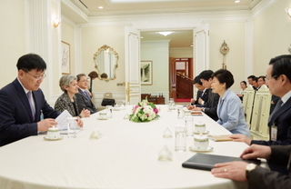 20150519 ユネスコ事務局長と会見する朴槿恵.jpg