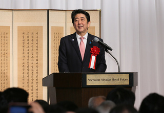 20150622 01 東京の記念行事であいさつする安倍首相.jpg