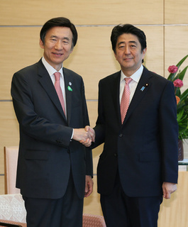 20150622 炳世(ユン・ビョンセ)韓国外交部長官と握手する安倍総理.jpg
