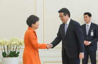 20150803 朴槿恵・岡田会談 青瓦台HP.jpg