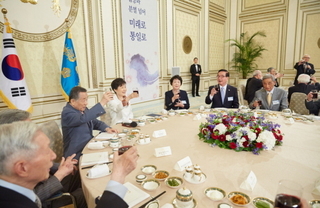 20150812 光復70年記念の独立功労者昼食会 青瓦台.jpg