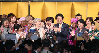 20150828 安倍首相夫妻 WAW! Tokyo 2015 公開フォーラム.jpg